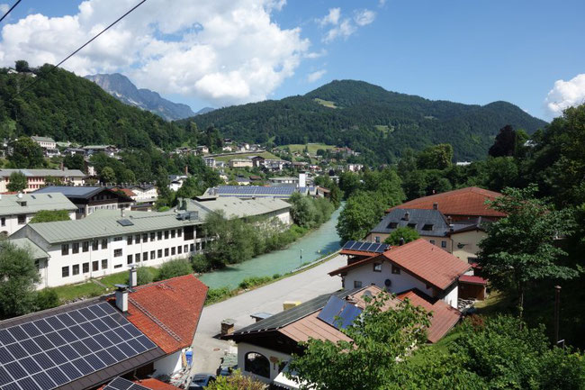 Panorama-Aussicht von der Bergstation auf den Ort Berchtesgaden im Tal