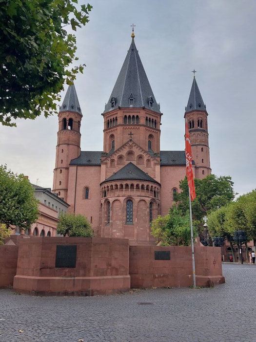 Die beeindruckende Außenansicht des Mainzer Doms St. Martin, ein bedeutendes Zeugnis romanischer Architektur