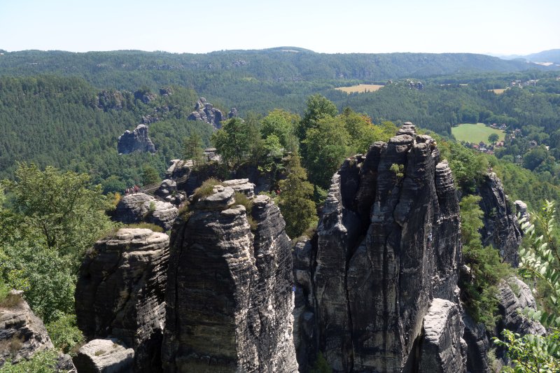 Nahaufnahme der senkrecht abfallenden Sandsteinfelsen nahe der Basteibrücke