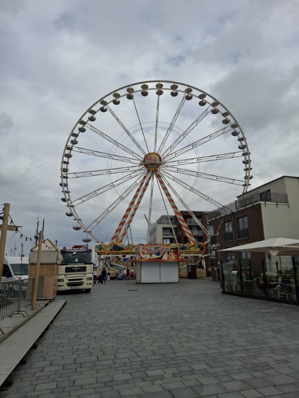 Blick auf das Riesenrad am Hafen von Eckernförde während des Piratenspektakels