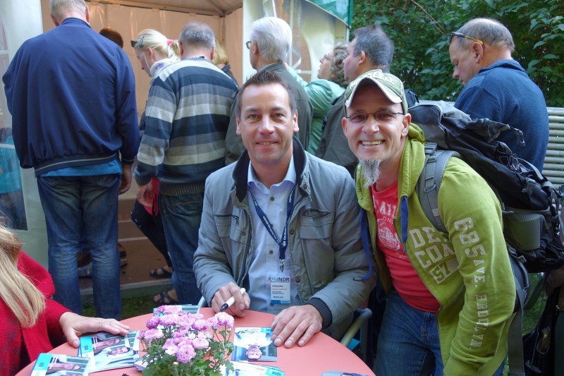 Thomas Lenz schreibt Autogramme