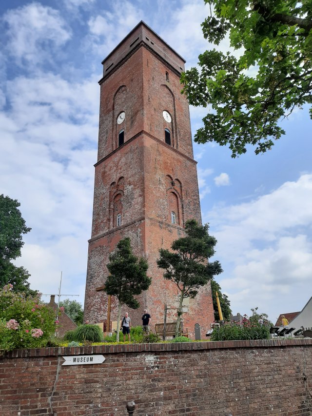 Blick auf den Alten Leuchtturm inmitten grüner Bäume