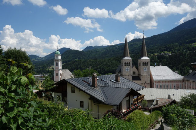 Die Türme der Stiftskirche vor der Kulisse der Berchtesgadener Berge