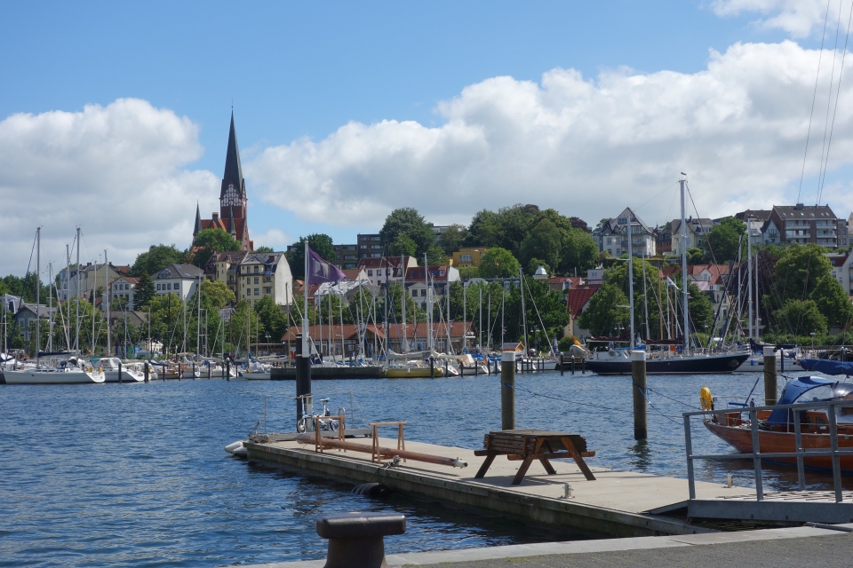 Blick auf Flensburg mit Segelbooten und Kirchturm