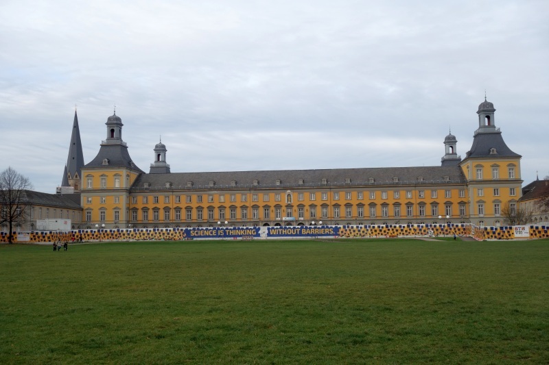 Weite Sicht über die grüne Hofgartenwiese zum Poppelsdorfer Schloss