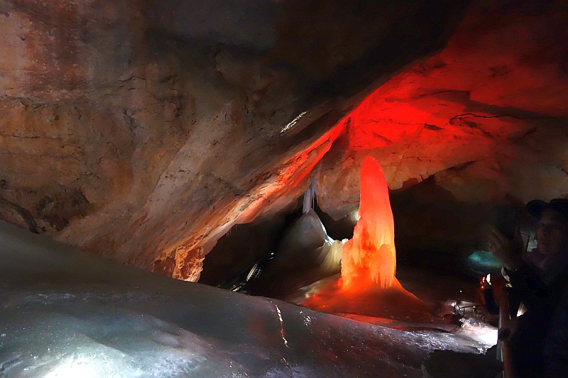 Beleuchteter Pfad für Besucher durch die gigantischen Eispaläste der Dachstein-Rieseneishöhle