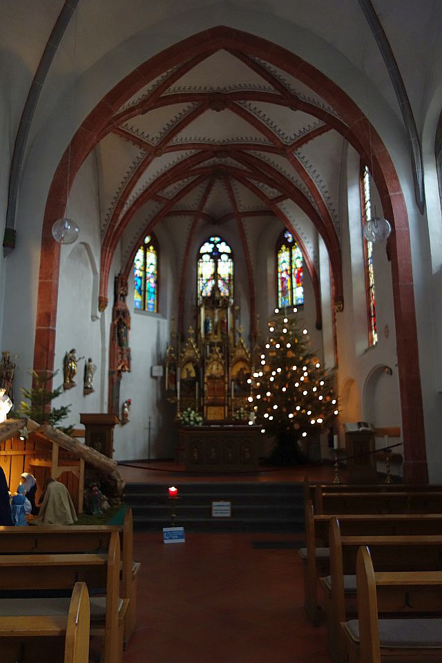 Das prachtvolle Innere der katholischen Pfarrkirche St. Johannes mit Blick auf den Hochaltar