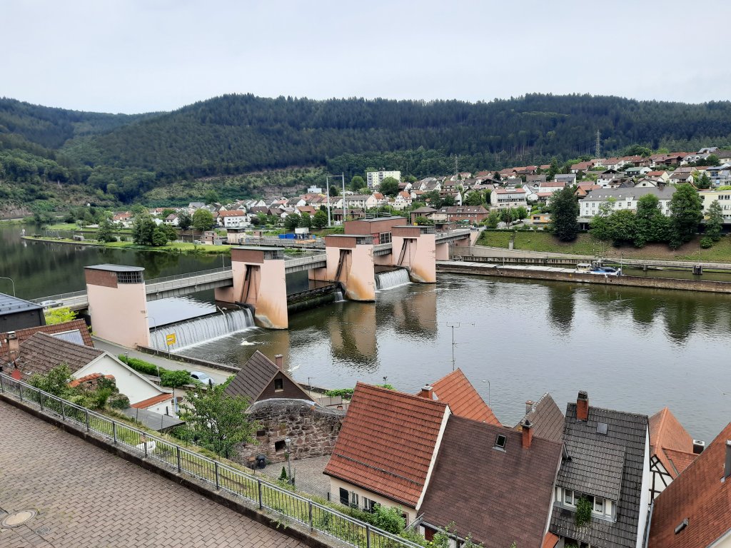 Panorama-Aussicht von oben auf die Brücke und das Wehr im Neckar bei Hirschhorn