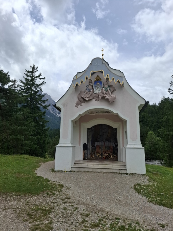 Kapelle Maria Königin in der Nähe des Lautersees bei Mittenwald. 