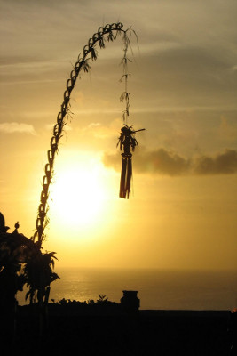 couché de soleil sur les penjors de Bali