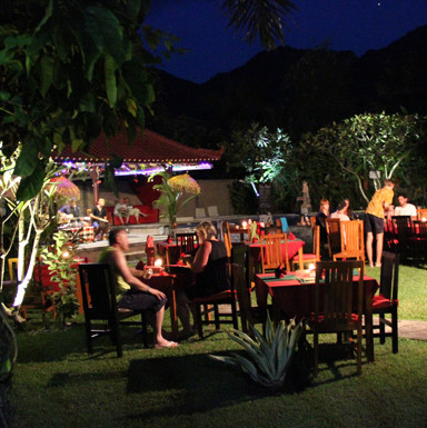 Jardin et restaurant de l'Hôtel à Pemuteran, Bali.