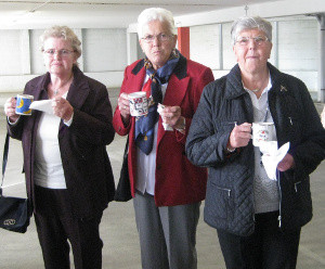 Vor dem Musicalbesuch stärken sich die Landfrauen mit Kaffee und Kuchen