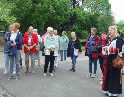 Ruth Arnold in der Dithmarscher Tracht mit einigen der Teilnehmerinnen aus dem LandFrauenVerein Hennstedt