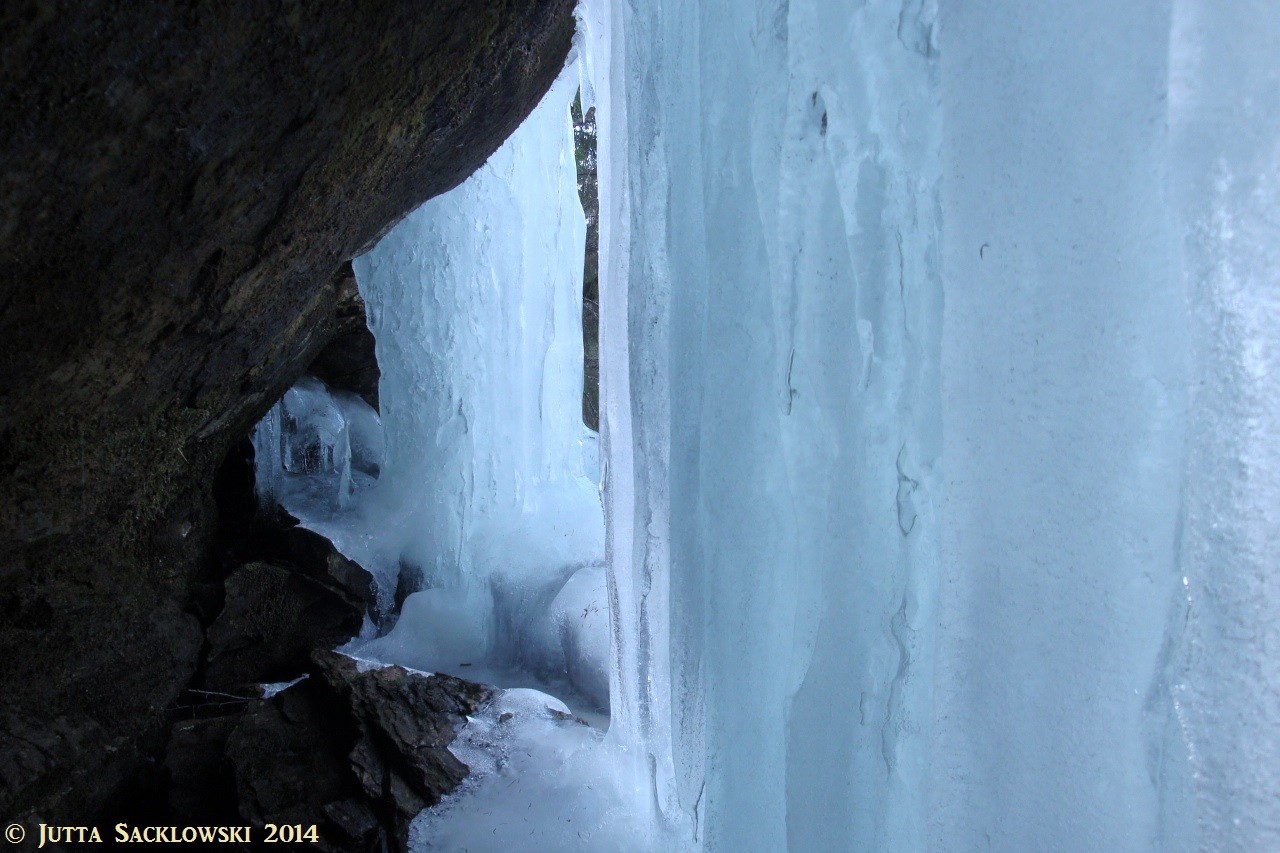 Hinterm Wasserfall