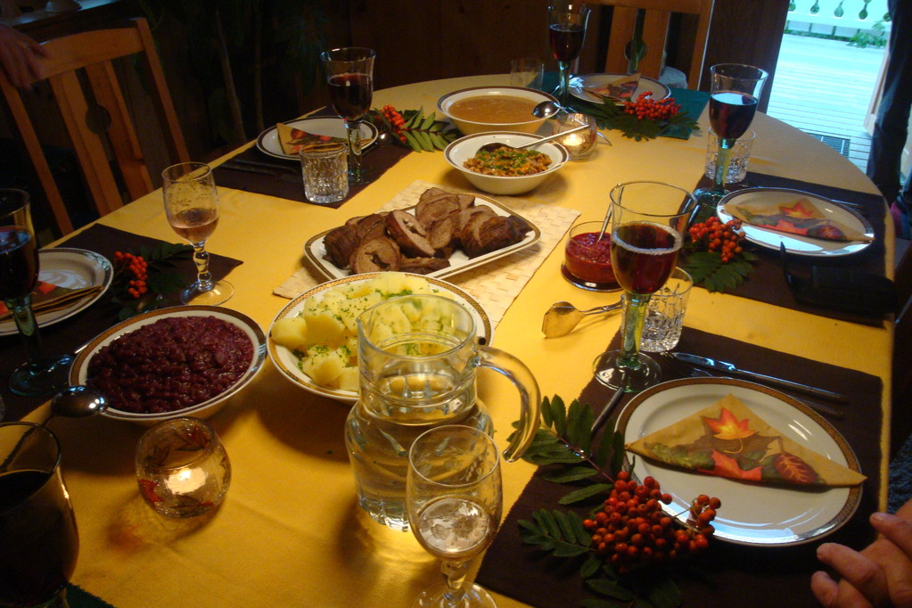 Elchrollbraten mit Rotkohl, Preiselbeeren + Pfifferlingen