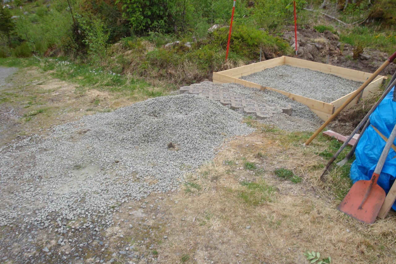 Endlich ist Grus geliefert zum Einfüllen für das Fundament.