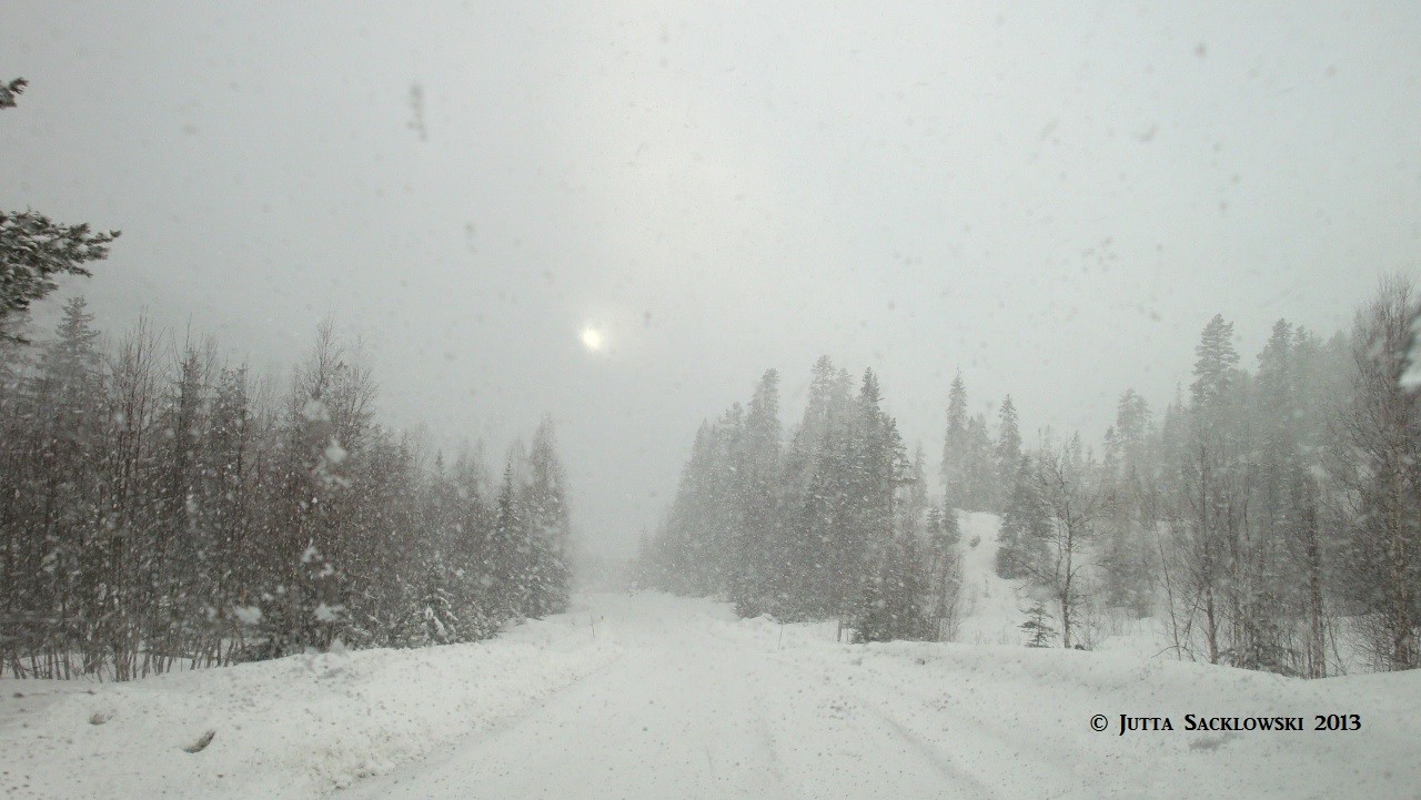 Schneeschauer und Sonne im Hintergrund