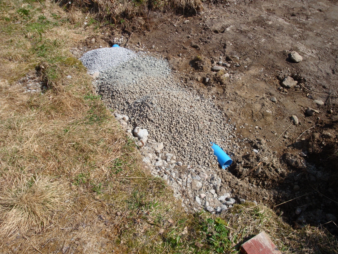 Ein Entwässerungsrohr wird eingegraben