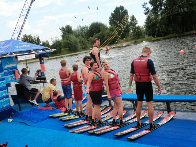 Ein Teil des Fussballteams beim Wasserskifahren auf dem Goofisee 2013