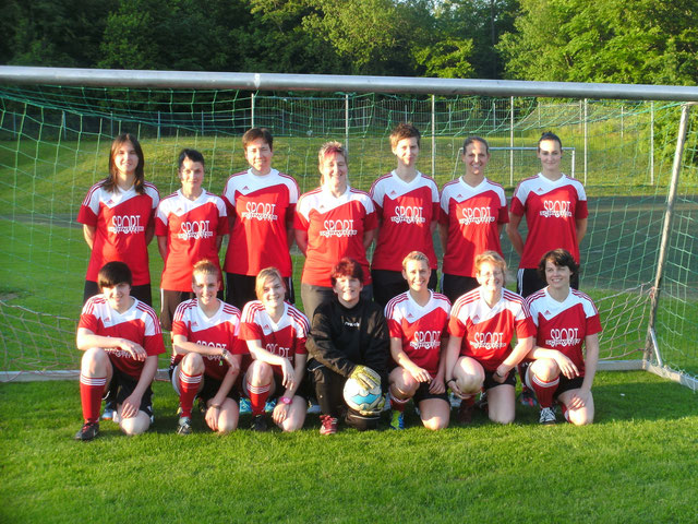 Das Frauenfussballteam in neuem Outfit 2013