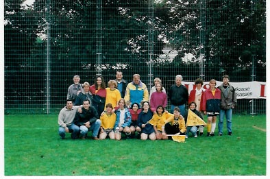 Das Frauenfussballteam 1996 nach Gewinn des LBS-Cups