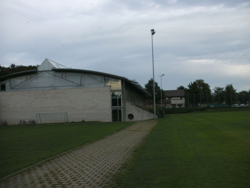 Sportplatz mit Sporthalle