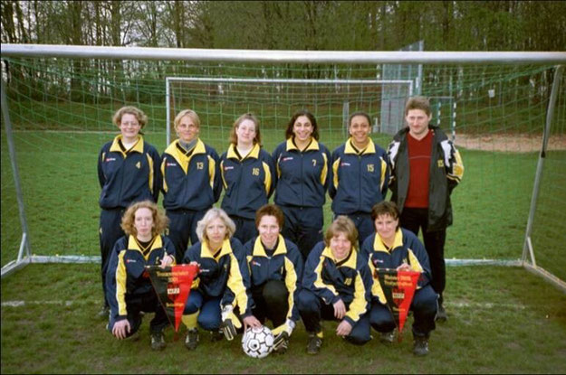 Das Frauenfussballteam nach zwei Staffelmeisterschaften in Folge 2002