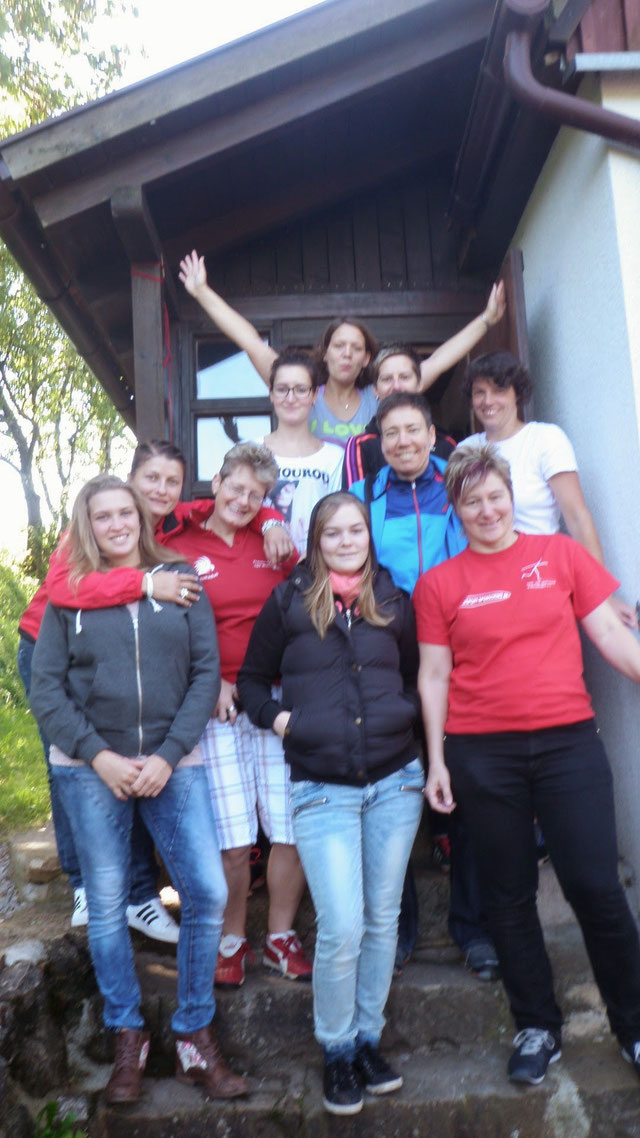 Das Frauenfussballteam beim Mannschaftsausflug vor der Unterkunft "Weedplärre"