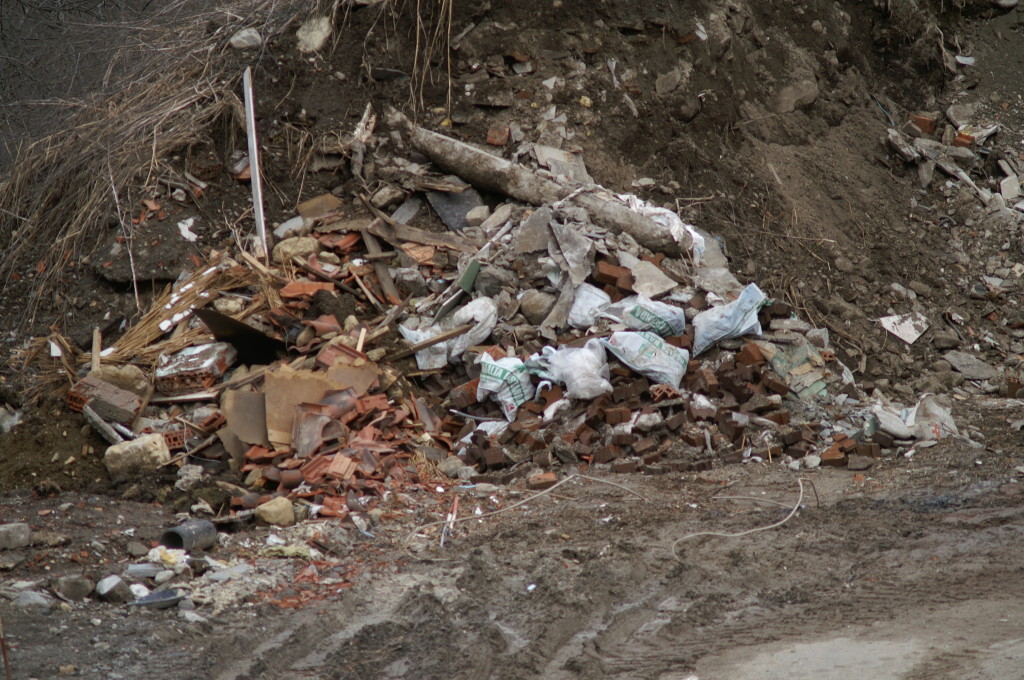 27 feb.2010 Zona deposito di inerti recenti, frammisti a plastiche e rifiuti vari.