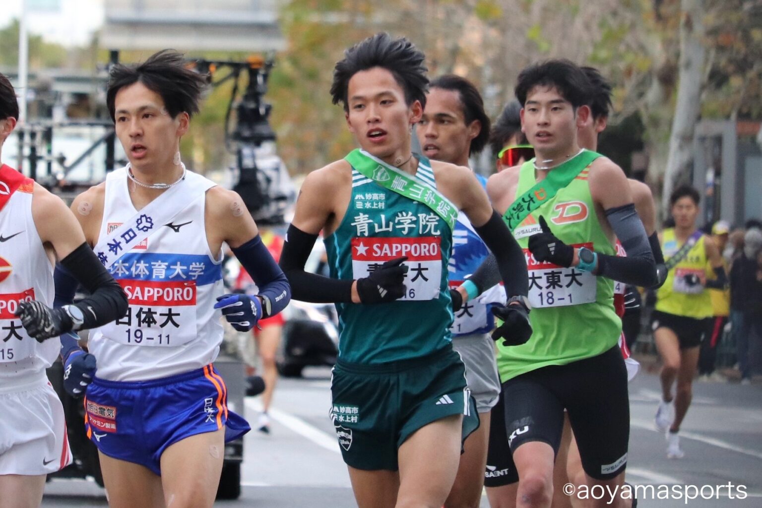 １区スタート直後の小河原選手。上位グループに食らいつきます。