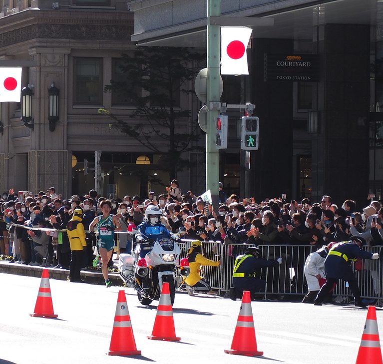 10区京橋付近。3位で疾走する中倉選手が見えてきたぞ（撮影：山﨑　清貴）