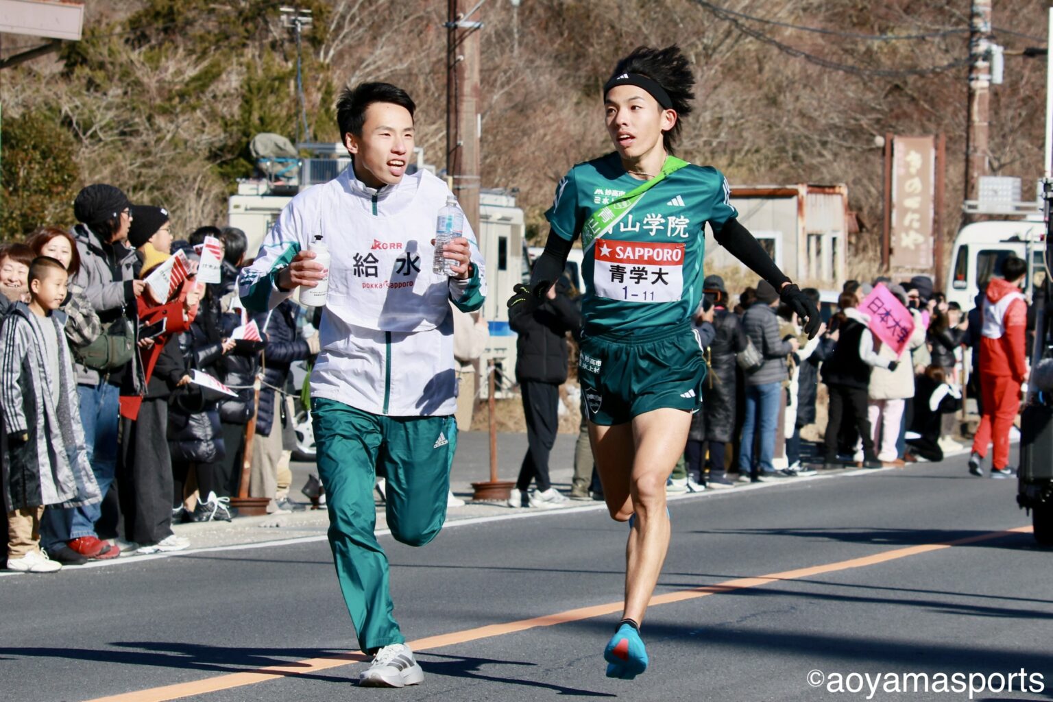 弟・黒田然選手から力水を受け取り、首位・早大を目指す黒田選手。