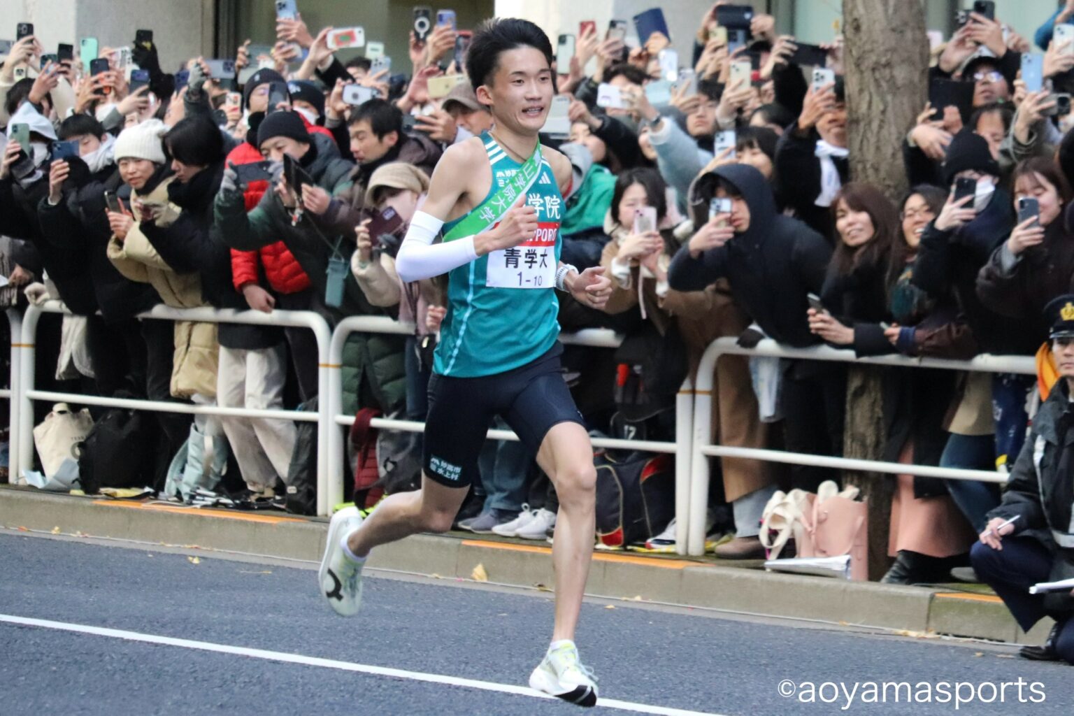 10区 チームメイトの待つ大手町のゴールへと向かう折田選手