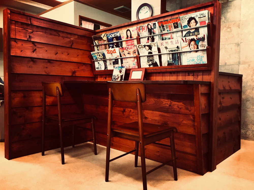 ブラウンのウッド調インテリアが落ち着く、心を整えるような静かな待ち合い。