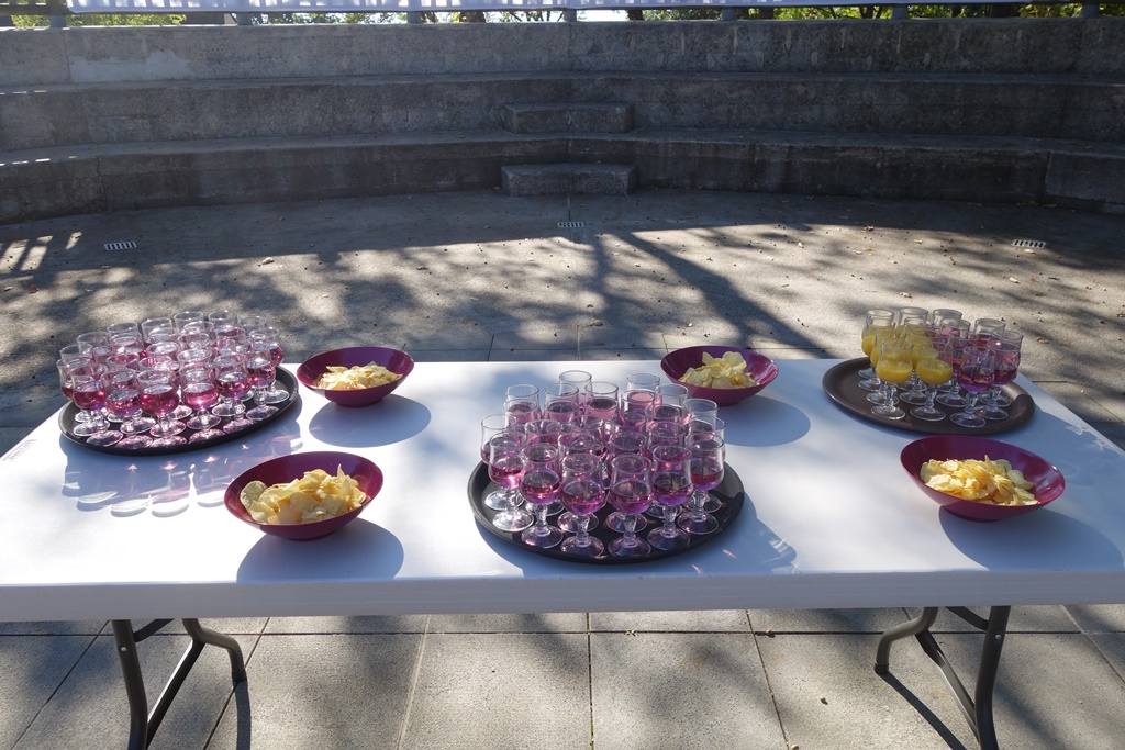 le jus d'orange assorti aux chips, la violette aux assiettes