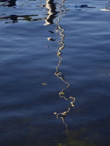 Wasser - dieses wunderbare Element schafft eigene Bilder durch Reflexe, Bewegung, Licht und Farbe.