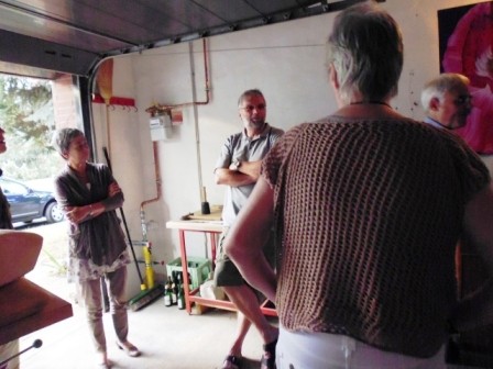 Wo einst das Auto stand, wird heute gemeißelt, gehämmert, geschliffen und poliert. Horst Delkus zeigte den Sohle 1-Kolleginnen und Kollegen sein Atelier. Fotos: Zybon-Biermann