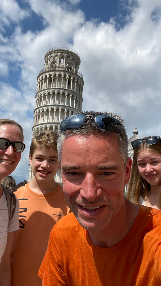 Schiefer Turm, schiefe Blicke