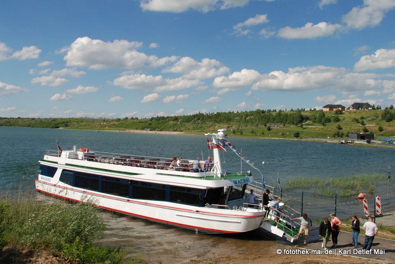 Blick zu Schifffahrt auf dem See