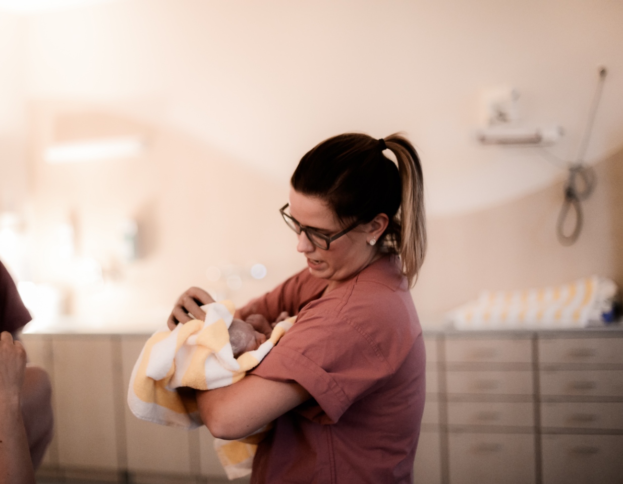 Unsere Hebamme Carina Maassen mit unserem kleinen Rabauken