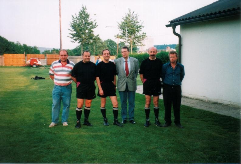 Vorbereitung zum letzten Spiel meiner Karriere: von links: Horst Wintersberger, Walter Berger, SR-Obmann von NÖ. Johann Swoboda, Alois Pemmer und Hans Huber