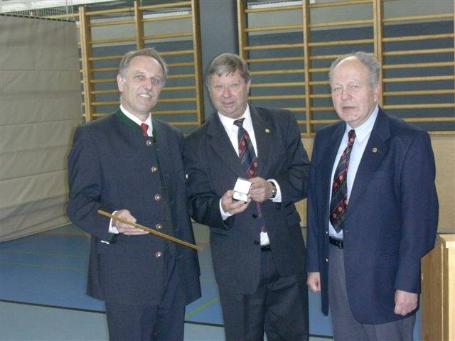 Ehrung bei der Jahreshauptversammlung in St.Pölten am 2. Mai 2004 durch SR-Obmann Dr. Wondra, rechts Heinz Tesar