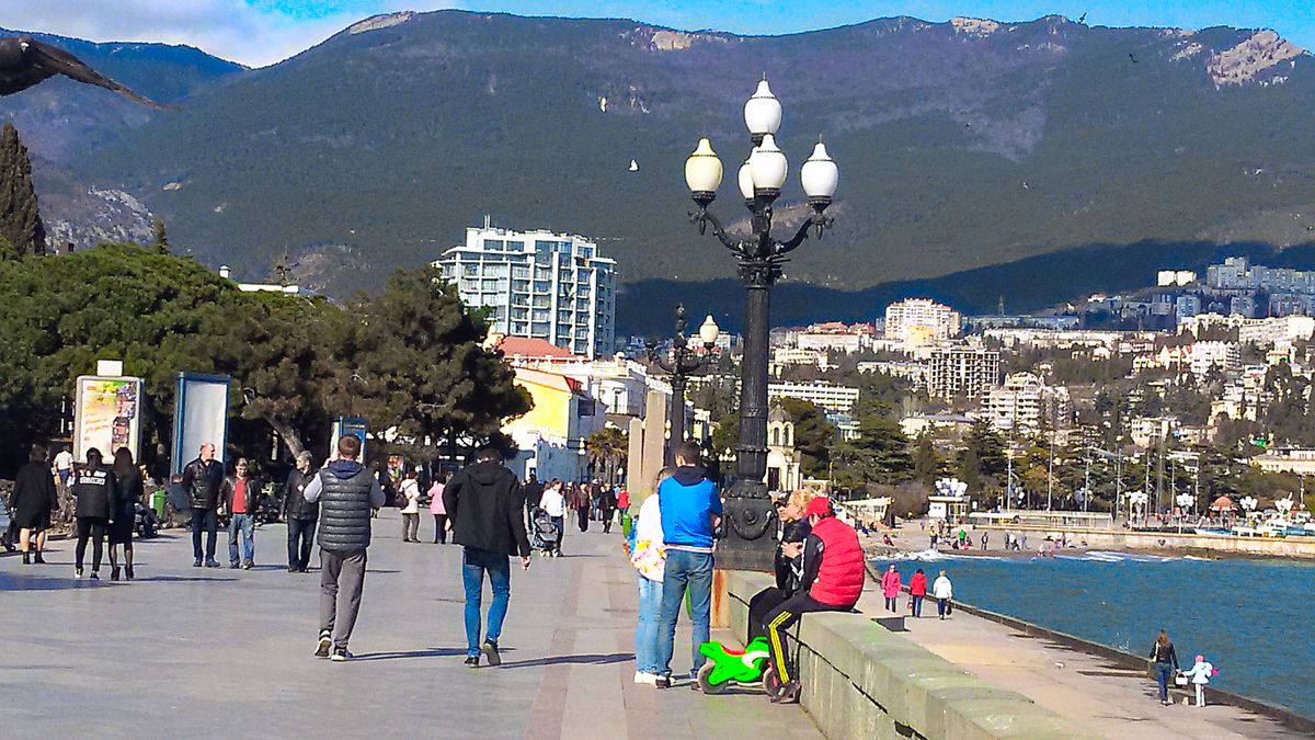 набережная ялты 2023. ялта в феврале фото. ялта зимой 2023. ялта 2012 год. ледяной шторм ялта.