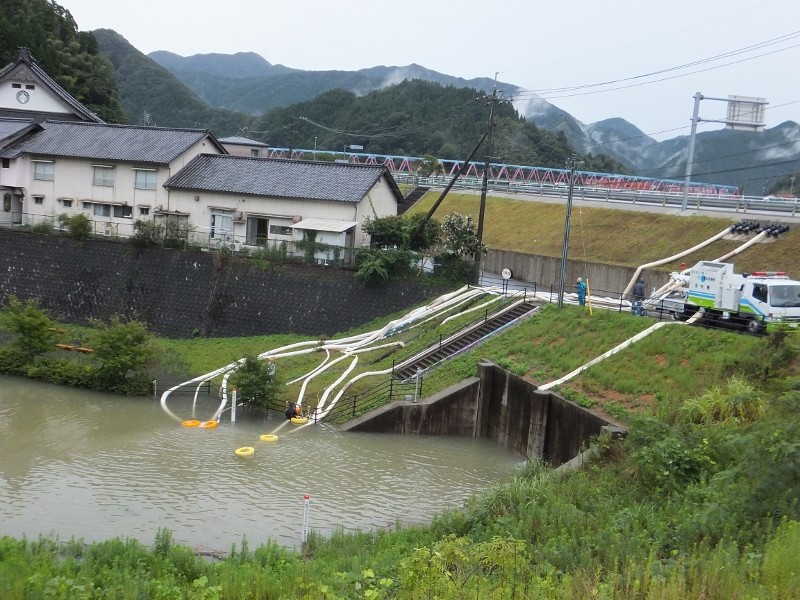 住宅地のあるところでは国土省が内水を抜く作業を