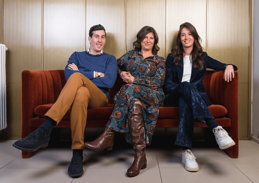 tre soci di milano su un divano che sorridono