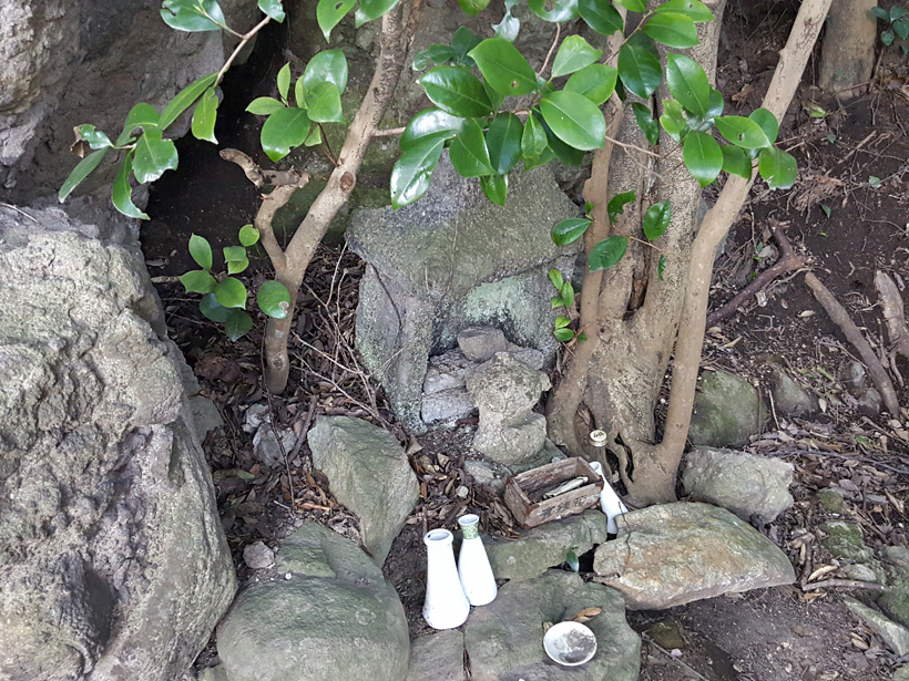 小さな祠