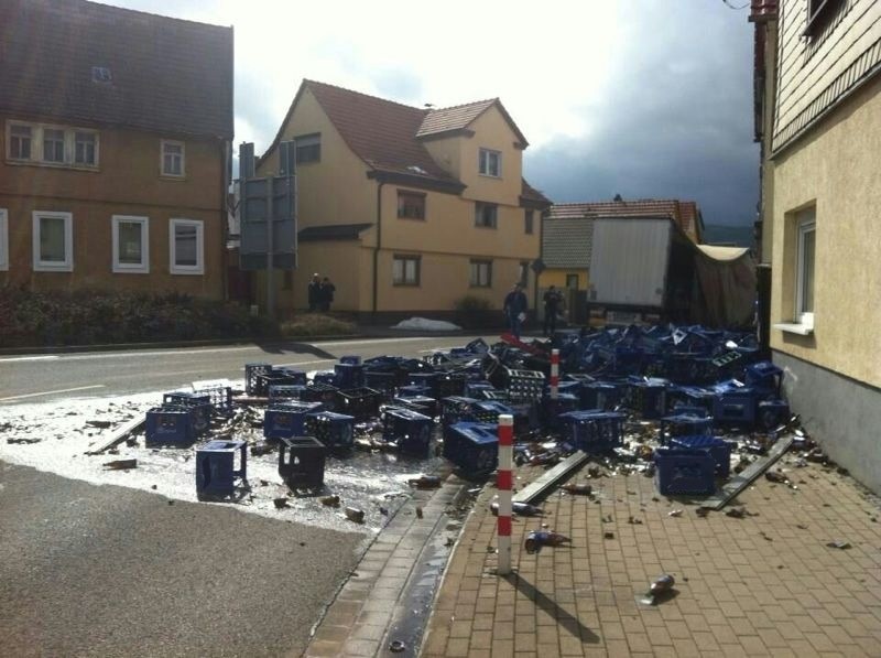 Am 10.04.2013 verliert ein LKW beim abbiegen in die Karl- Marx Straße seine ganze Bierladung. Nur durch Glück wird keiner verletzt.
