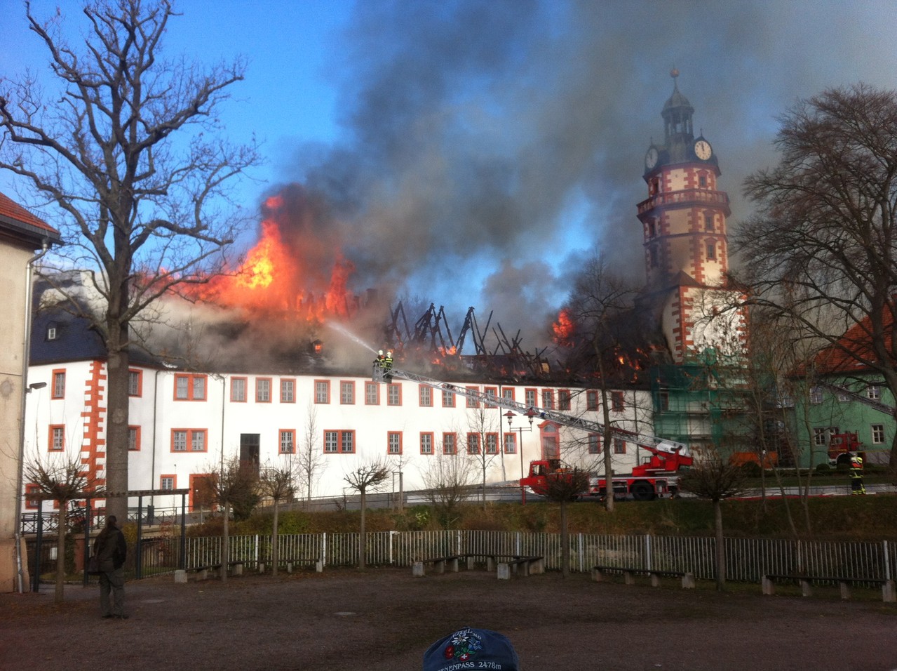 Am 26.11.2013 brennt in Ohrdruf das Schloss Ehrenstein. Zahlreiche Kulturgüter gehen verloren. Ein großer Teil des Dachstuhls brennt nieder. Foto: crawinkler-runde.de
