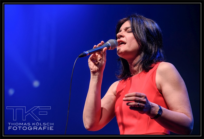 Jasmin Tabatabai & Jazzkantine: Auftakt mit Goldkettchen - kultur-kritik