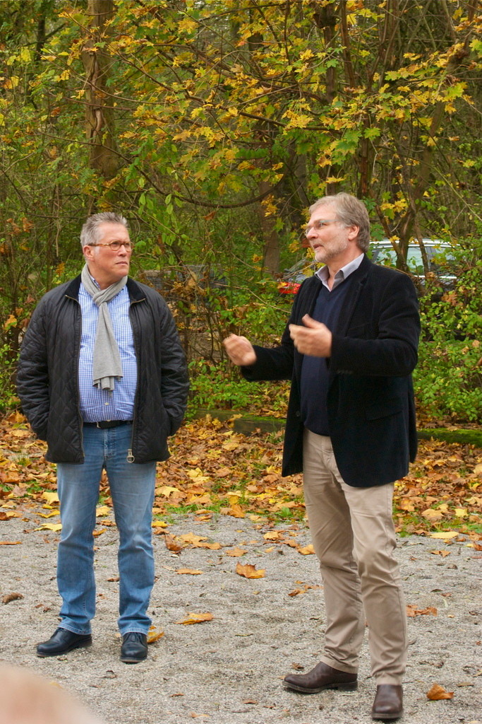 Architekt Klaus Beck erläutert das Konzept der neuen Scheune.